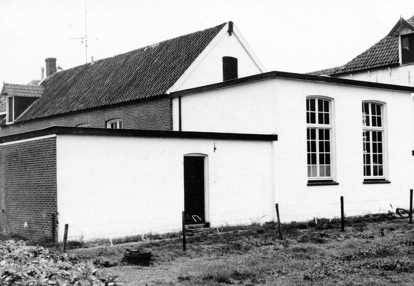 De bewaarschool van de zusters was gevestigd in het lokaal met het platte dak (foto: Ton Cruijsen, 1978. Bron: BHIC, Beeldcollectie Ton Cruijsen nr. 1903-000140)