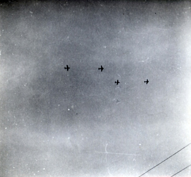 Twee RAF Dakota's boven Megen slepen elk een transportzweefvliegtuig (glider) richting landingszones ten westen van Arnhem, via de zgn. noordelijke route die alleen op 17 en 18 september 1944 werd gebruikt (BHIC, fotonr. 1654-000063)