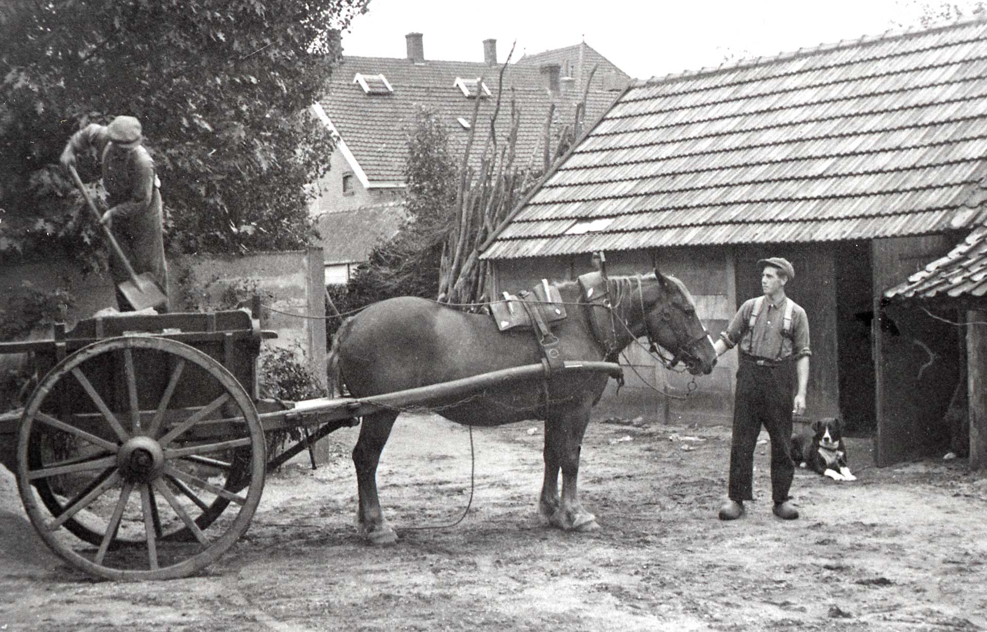 Richard van Hout (links) en Gerrit Lourenssen bij de boerderij van klooster Sint Elisabeth (Beeldcollectie Ton Cruijsen. Bron: BHIC, fotonr. 1903-000707)