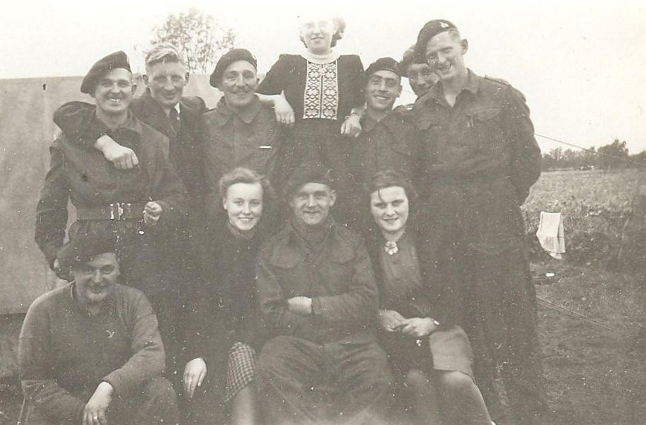 Bevrijders en inwoners van Reek, oktober 1944 (BHIC, fotonr. DCSCH-000057)