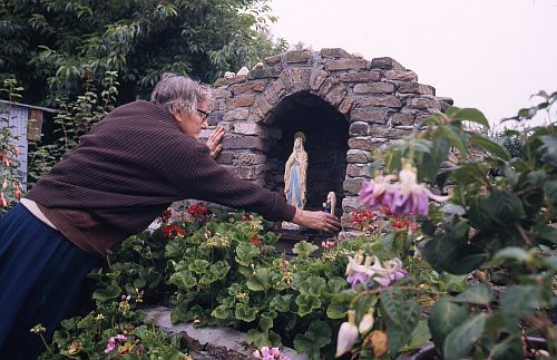 Marie zet Bernadette bij Maria. Foto: ©Ton Cruijsen