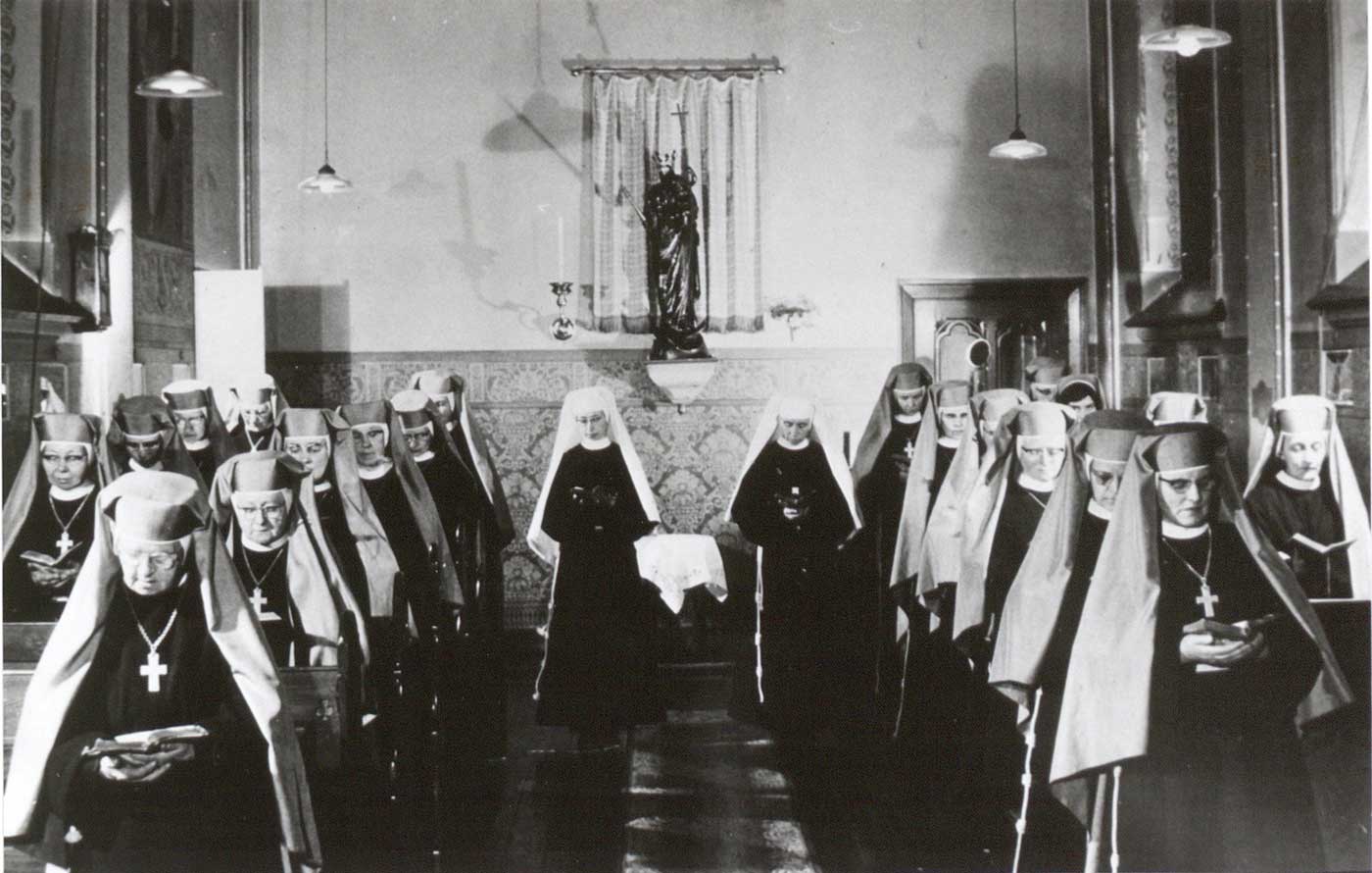 Zusters Penitenten in de kapel van klooster Nazareth (bron: BHIC, foto nr. BCL1660)