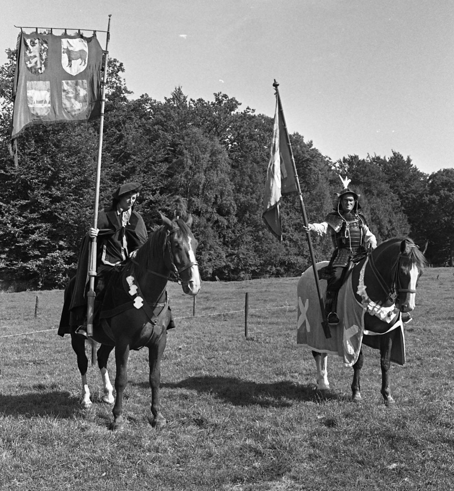 Twee ridders bij een gildefeest in Vught (1971). De ridders uit het verhaal zullen er vast een heel stuk angstaanjagender hebben uitgezien...