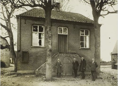 Het raadhuis uit 1874, afgebroken in 1937 (bron: RHCe)
