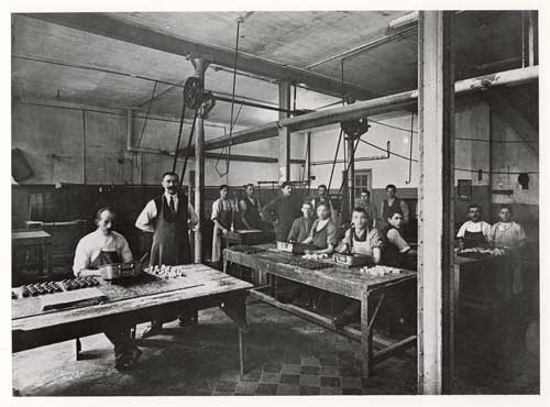 19860764 - Groepsportret arbeiders van de Kwatta chocoladefabriek, 1917