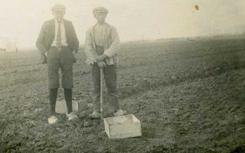 Rijswijk, Aan het werk op het land, met links Wim Schaap, ca. 1940 (Salha, rys00824)