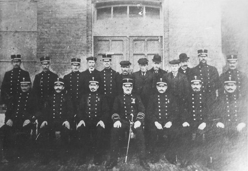 Roosendaal, Groepsfoto politiekorps (en nachtwakers) op de binnenplaats van het politiebureau Brugstraat 38-42, 1910 (WBA, K13115)