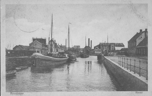 Roosendaal, Havendijk, vanaf Kade, links Turfberg met gasfabriek, midden kandijfabriek Van Gilse aan de Oostelijke Havendijk en rechts Molenberg, 1915 (WBA, K00261)