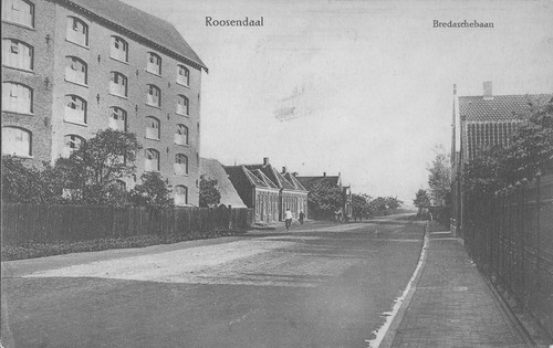 Roosendaal, Hoogstraat, gezien naar Bredaseweg. Links rijststijfselfabriek Amidonnerie Royale van Heumann (1870-1926). Rechts hek openbare lagere school voor jongens, 1909 (WBA