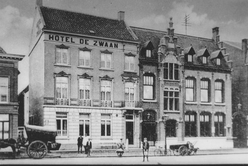 Roosendaal, MARKT 29 en 31, Hotel De Zwaan en het postkantoor, 1910 (WBA, K09079)