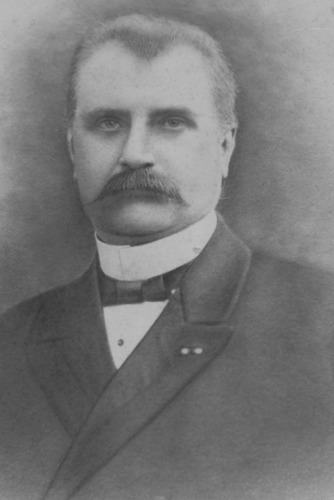 Roosendaal, portretfoto burgemeester August Coenen (Weert 1862-Roosendaal 1933), burgemeester van Roosendaal en Nispen 1893-1932, 1900 (WBA, G10039)