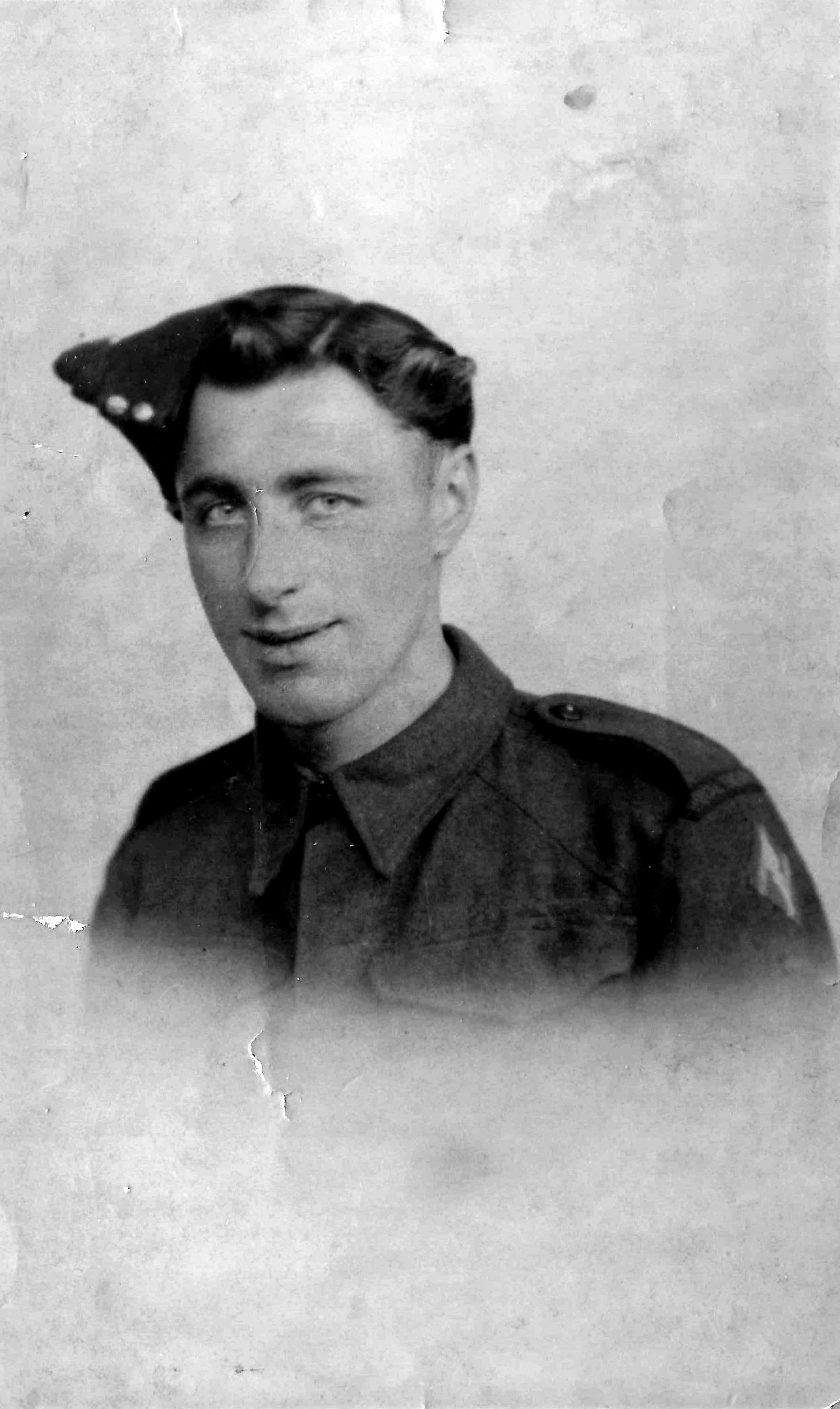 Portret van een Engelse militair. De foto is afgedrukt in maart 1944 met achterop de tekst: “I hope you like it”