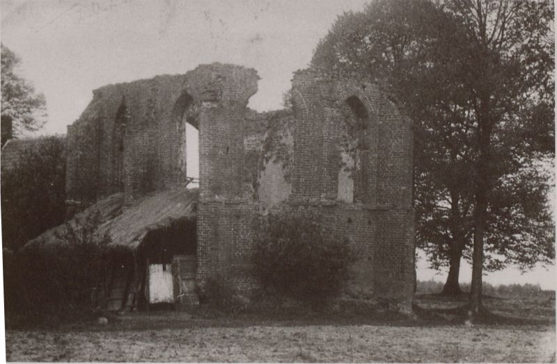 De kapelruïne in 1910. Zien we links op de foto overblijfselen van de plaggenhut van Maarte?
