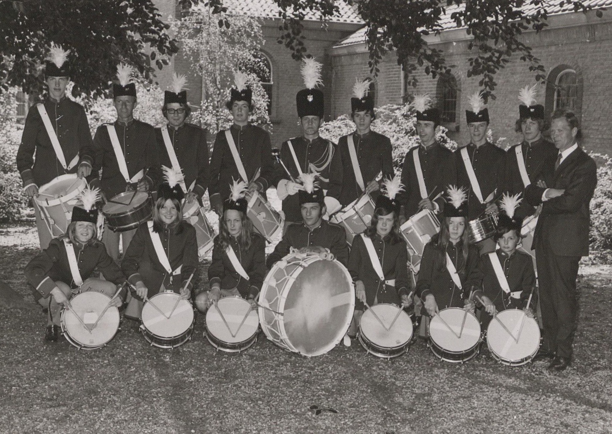 Tamboerkorps Semper Unitas showt het nieuwe uniform in 1967 op het Kerkplein in Sambeek