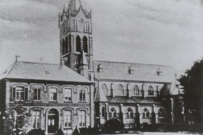 De nieuwe kerk met pastorie (1902)