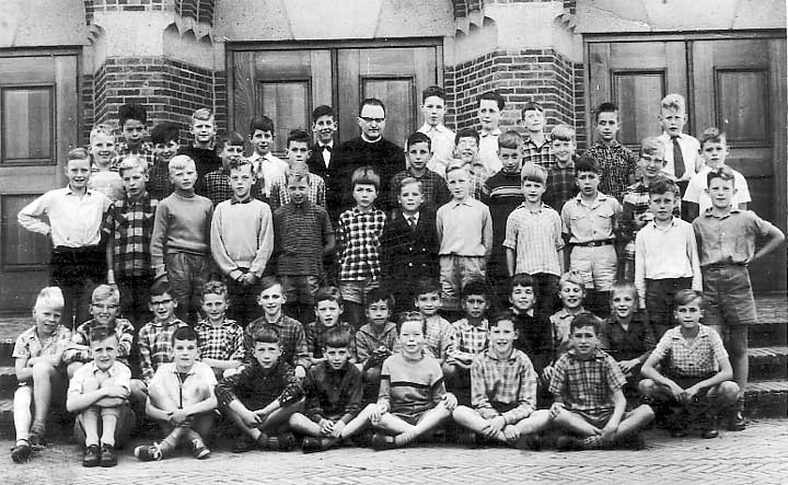De derde klas van de Aloysiusschool, met broeder Hermenigald (coll. Ton Krijnen)
