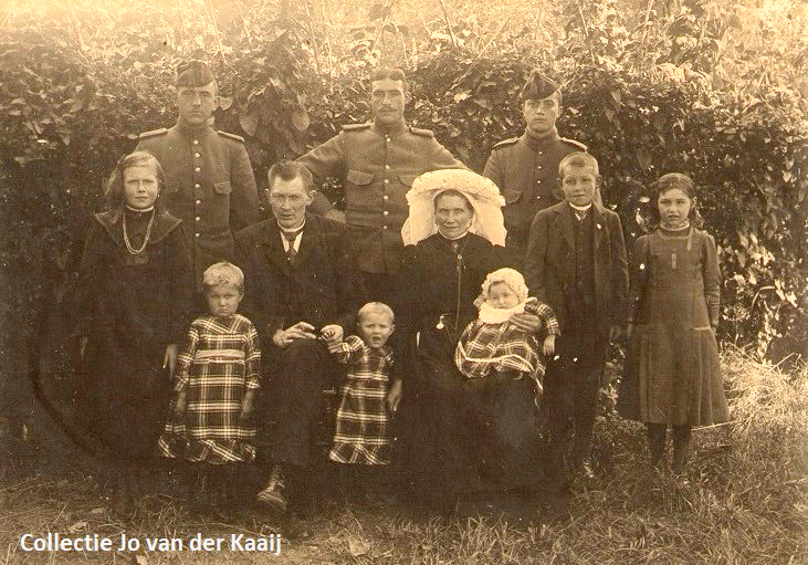 Het gezin van Adrianus van Laarhoven en Antonia van de Biggelaar met ingekwartierde militairen (bron: collectie Jo van der Kaaij)