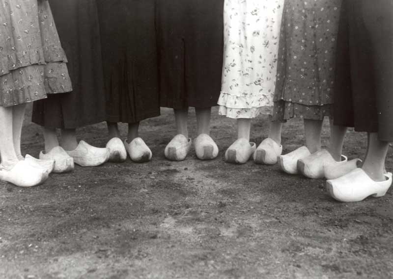 Vrouwenvoeten in klompen tijdens een klompenbeurs in Sint-Oedenrode, 1938 (coll. BHIC)