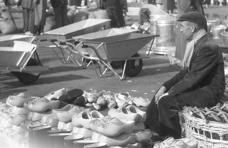 Een klompenhandelaar op de markt in Uden, 1959 (foto: Fotopersbureau Het Zuiden. Bron: BHIC)