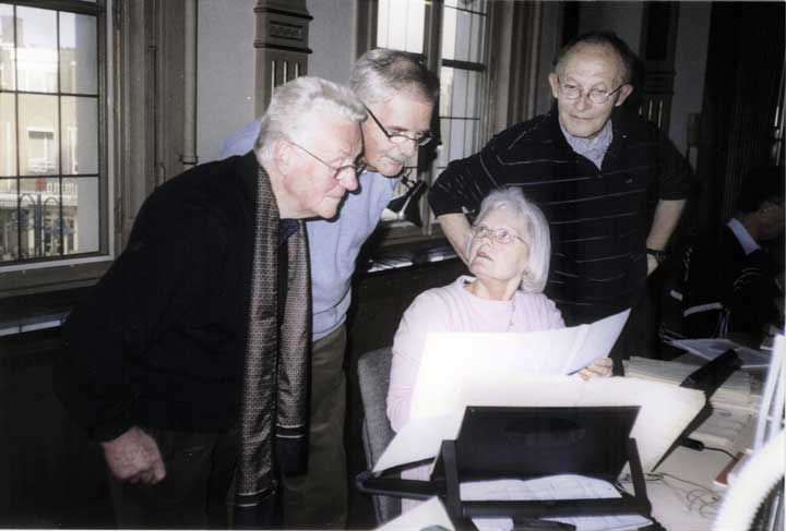 Bezoekers op het archief te Veghel, gefotografeerd door Wim van Rooij