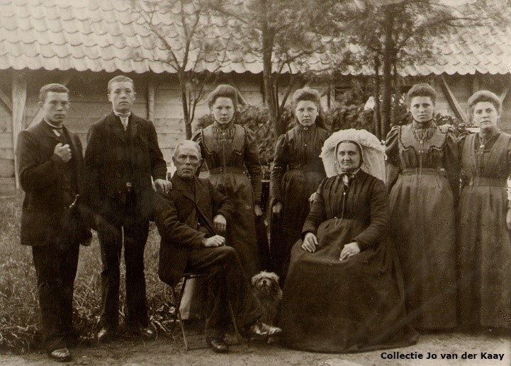 Willem Kluijtmans en Johanna van Heertum met dochters Ant, Regien, Mina, Martha, de zonen Ties, Jas (bron: Collectie Jo van der Kaay)