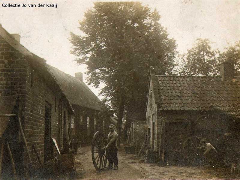 Chris Capal, met op de achtergrond het molenhuis, c. 1920 (coll. Jo van der Kaaij)