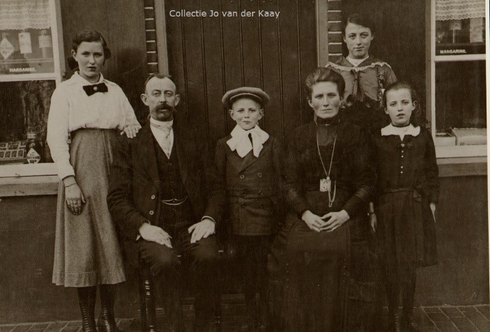 Zoon Willem (Willem Jan Berte) Habraken huwde Mieke Brugmans, op de foto met hun drie dochters Grada, Mien, Nellie en zoon Jan (coll. Jo van der Kaay)