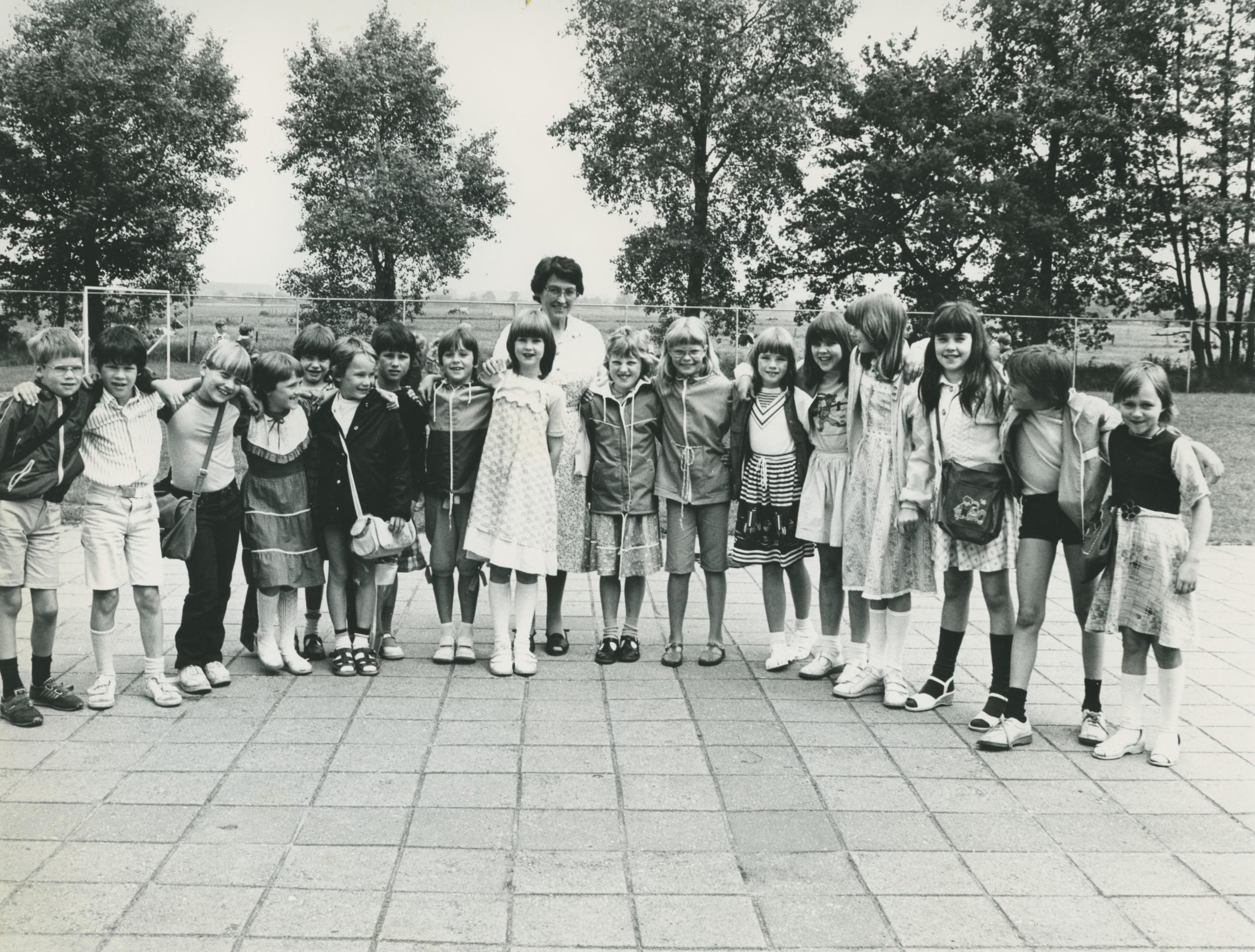 Schoolklas uit Sint Hubert, ca. 1984. Bron: Fotostudio Jan Waarma
