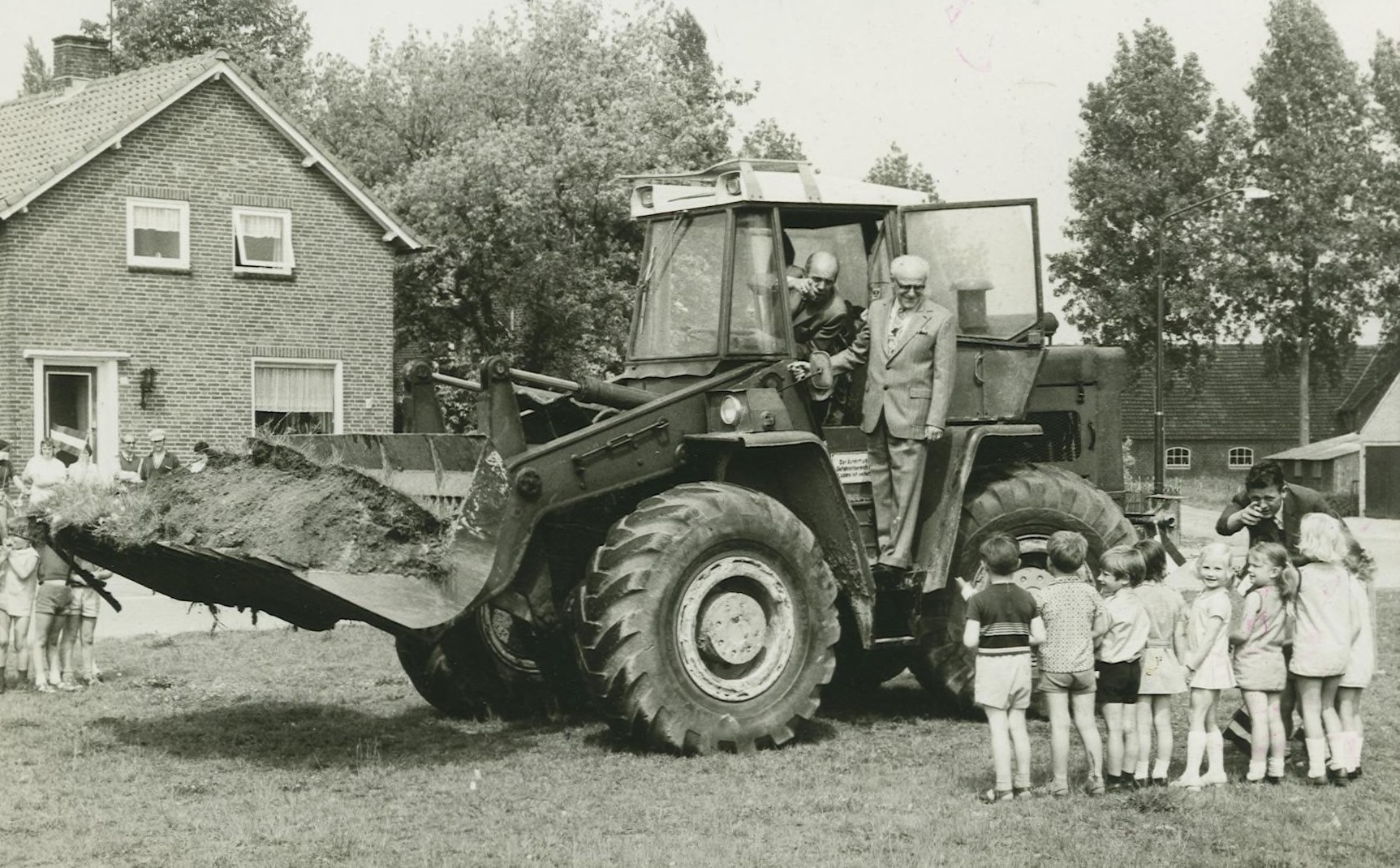 Tractor op het schoolterrein in Sint Hubert, 1972. Bron: Fotostudio Jan Waarma. 