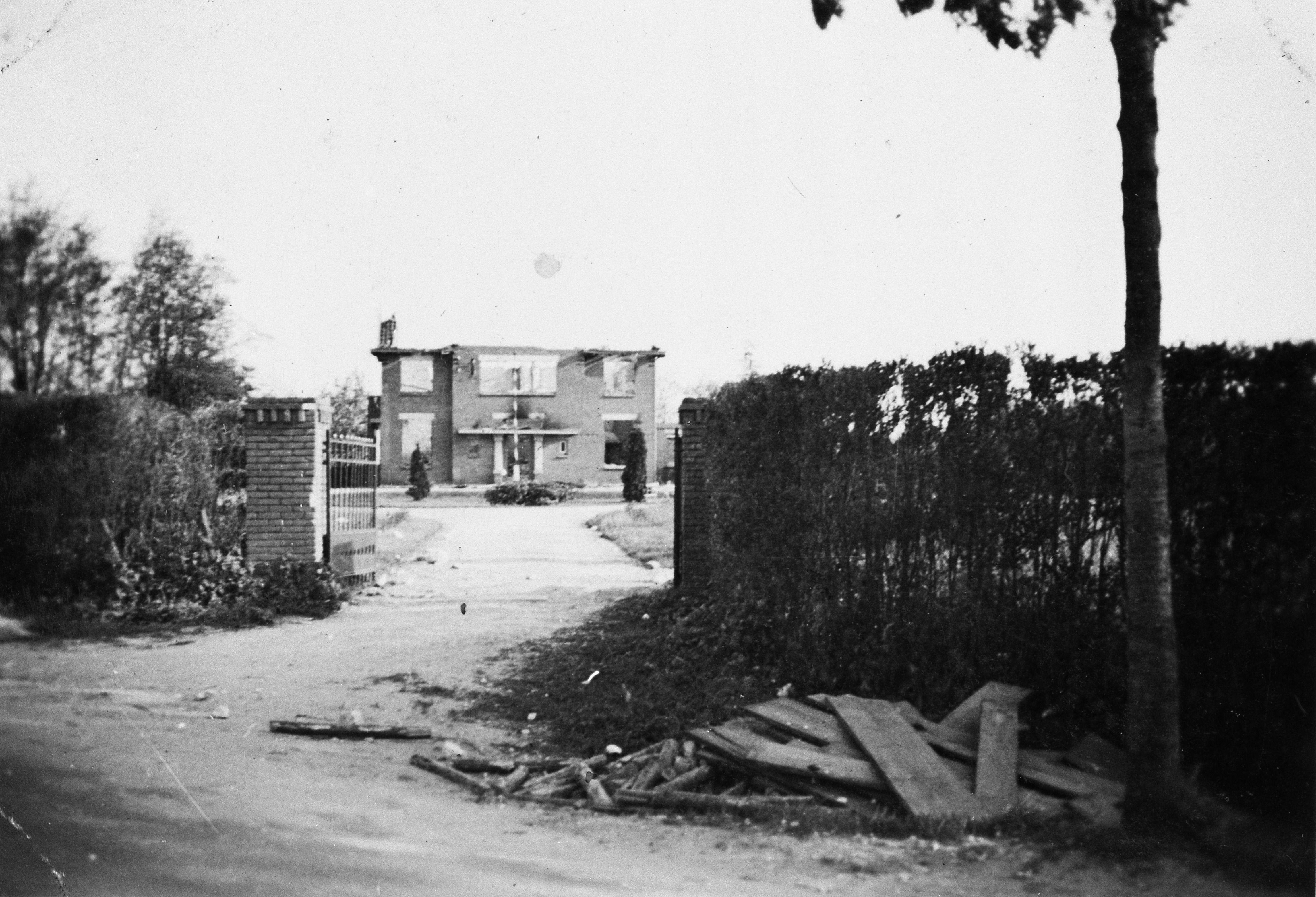Ook de woning 't Hof van de Burgemeester te Mill is gehavend uit de strijd gekomen, 10-05-1940