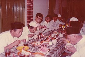 Aan de iftar, de gezamenlijk maaltijd tijdens de ramadan, 1982