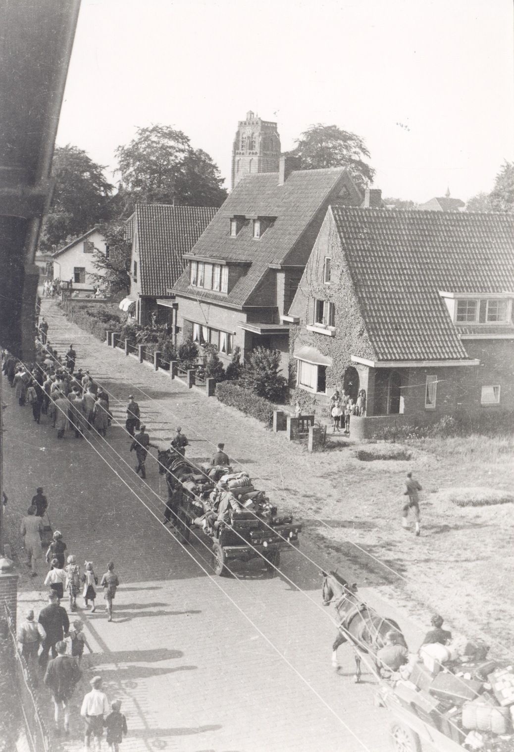 Transport Indische geïnterneerden van de Ruwenberg naar kamp Vught in de Nieuwstraat.