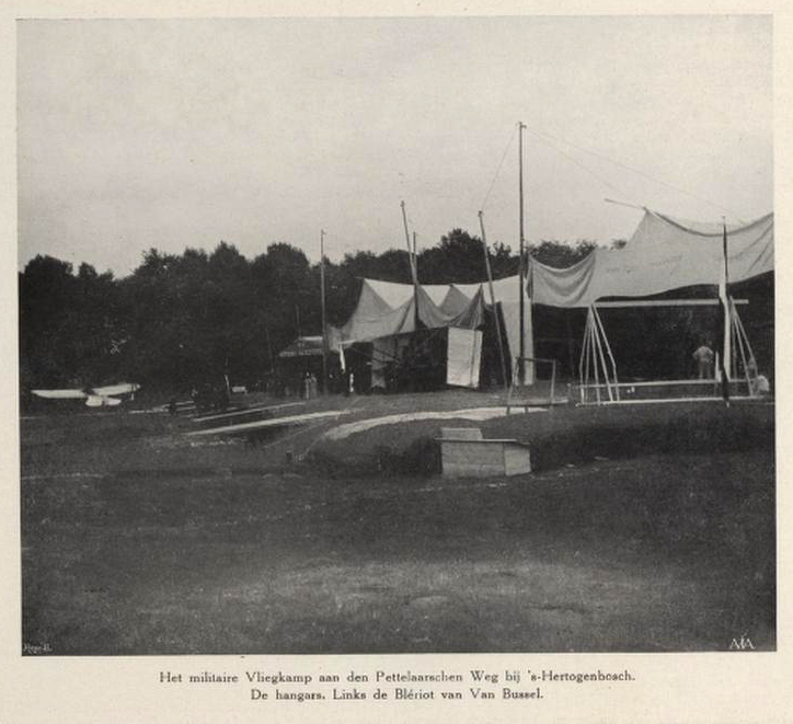 Het vliegkamp met links de Blériot van Van Bussel (bron: AVIA 1(1911) no. 11)
