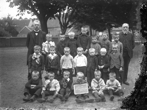 Klassenfoto van de lagere school, met schoolhoofd Roelvink links (1910)