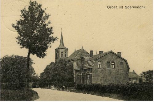 Het hoge gebouw voor de kerk is het gemeentehuis van Soerendonk, 1910 (Collectie Heemkundekring ‘De Baronie van Cranendonck’, RHC-Eindhoven)
