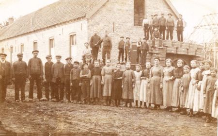 Arbeiders van Strohulzenfabriek 'Wilhelmina' met links de eigenaar Jan Bakermans, 1914 - 1915 (bron: RHCe)