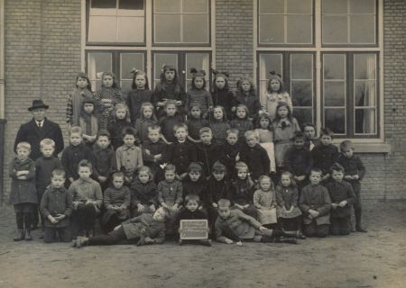 Leerlingen van de openbare school, met links schoolhoofd Van der Pelt, 1911 (bron: RHCe)