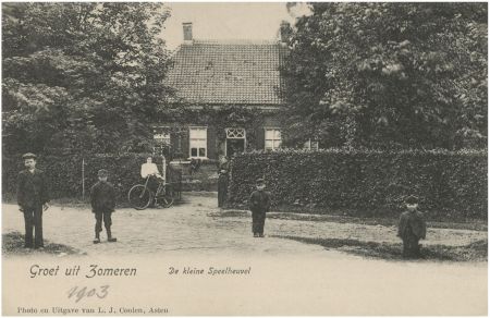 Dominee Van der Hoeve met zijn gezin voor zijn huis, 1903 (Foto: L.J. Coolen, Streekarchivariaat Peelland, bron: RHCe)