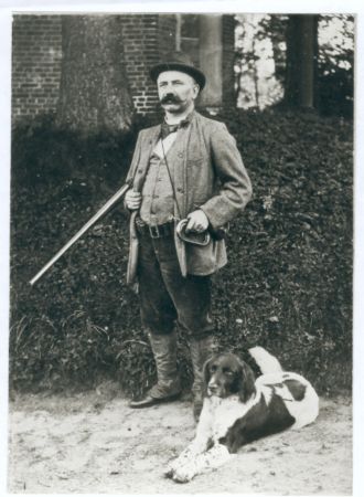 Notaris van de Westelaken met jachthond, 1900 (bron: HKK Son en Breugel)