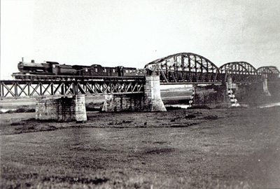 Stoomtrein op de spoorbrug bij Katwijk, c. 1923 (foto: BHIC, Collectie Oeffelt)