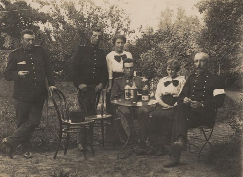 Sprundel, Rucphen, dochters van Petrus Cornelis de Weert, met tijdens de Eerste Wereldoorlog gemobiliseerde soldaten in 1913 (WBA, Ruc-K-00186)