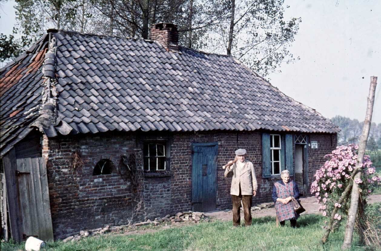 Janus en Martha de Wit bij hun huisje (foto: pastoor P. Manders)