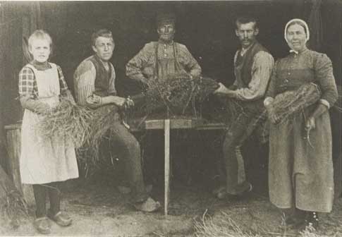  Vlasrepelen bij de familie Ant. Veeken-Kolen te Noordhoek, 1919