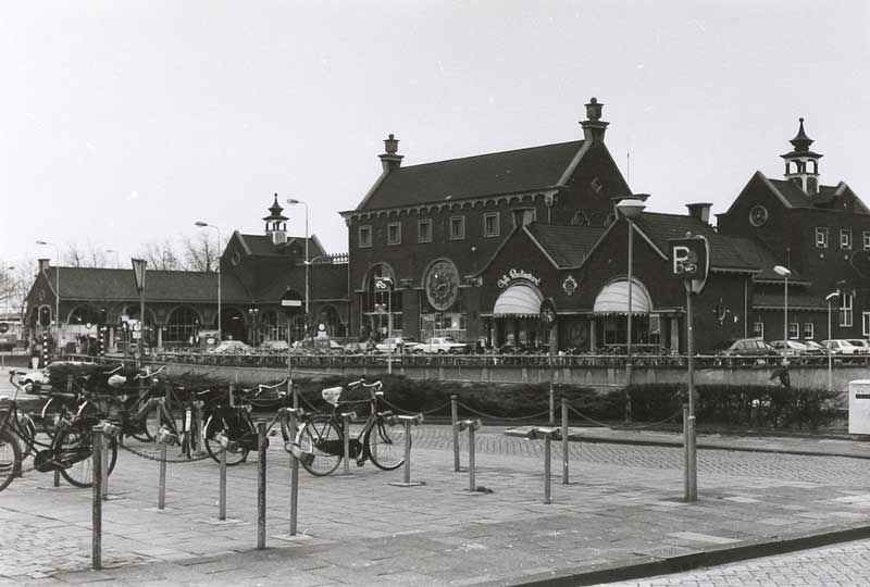 Het station van 's-Hertogenbosch in 1990 (foto: Wies van Leeuwen / Provincie Noord-Brabant. Bron: BHIC)