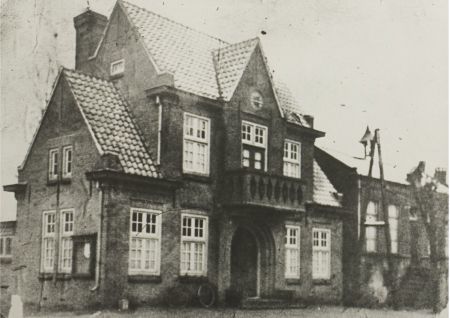 Het tweede raadhuis van Stiphout, met rechts nog het eerste, 1931 (bron: Regionaal Historisch Centrum Eindhoven)