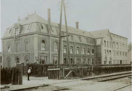 Sigarenfabriek van Van Gardinge, ca. 1910 (bron: RHCe)