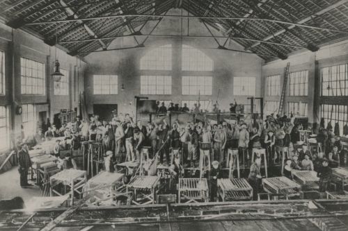 Glasblazers in de glasfabriek van Philips, 1916 (© Philips Company Archives, bron: RHCe)