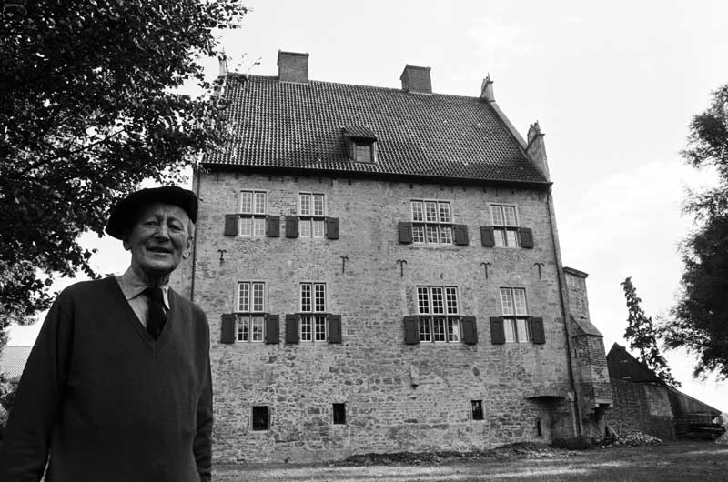 8 oktober 1990 (Lodi) Von Bönninghausen tot Herinkhave voor zijn burcht Burg Hohes Haus (Stadarchief Breda, BN De Stem / Johan van Gurp, JVG19901008067)
