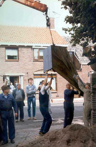 Foto: plaatsing nieuw aangeschafte kruisbeeld, 1986 (archief Heemkundekring De Vlasselt)