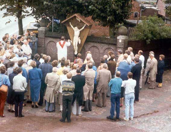 Inzegening van het kruisbeeld, 1986 (Heemkundekring De Vlasselt)